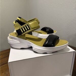 SOREL Outdoor Women's 8.5 Explorer Blitz Stride Sandals Olive Black